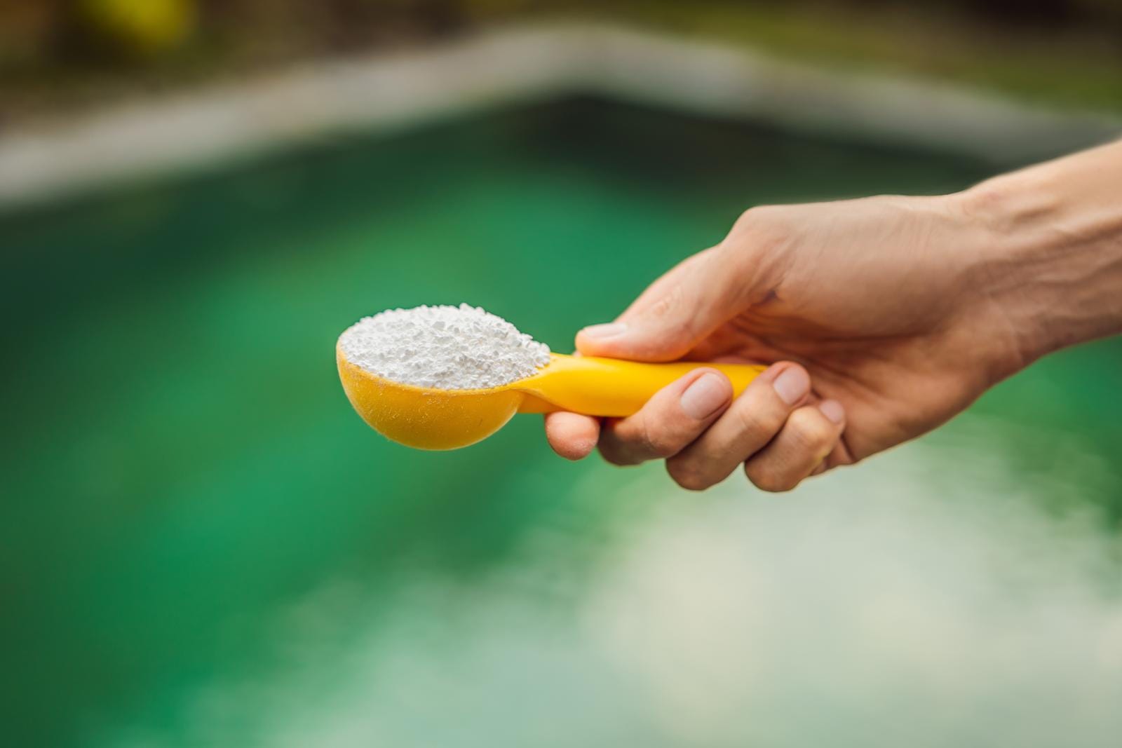 comment rattraper une eau trouble et laiteuse dans votre piscine au sel