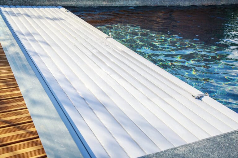 couverture automatique de piscine pour protéger votre bassin