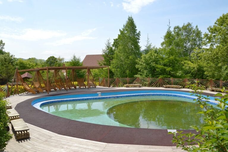 eau du bassin de piscine trouble et verte