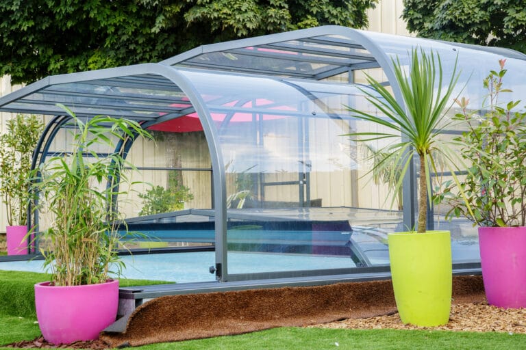 Différents types d’abris de piscine illustrant diverses couvertures et protections