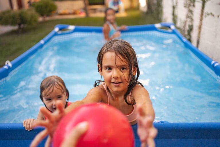 comment couvrir une piscine hors sol avec une couverture adaptée