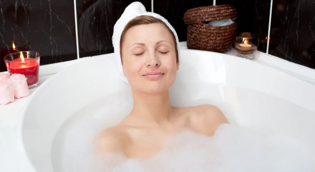 une femme se relaxe dans son spa à la maison