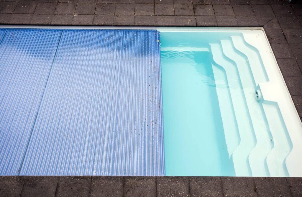 couverture piscine en forme de haricot