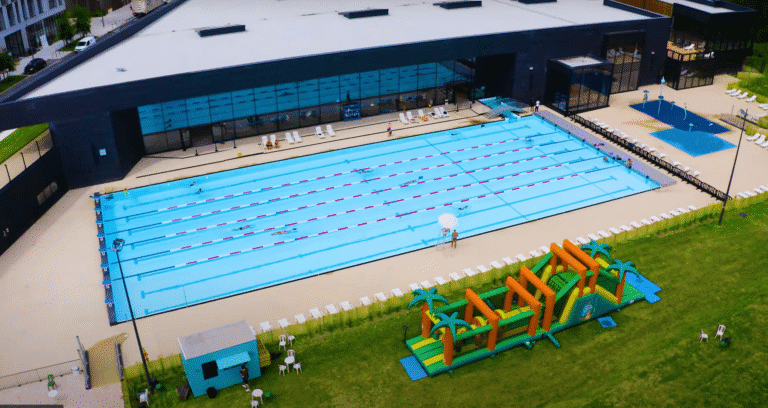 Vue de piscines à Champs-Sur-Marne, espaces de baignade et loisirs