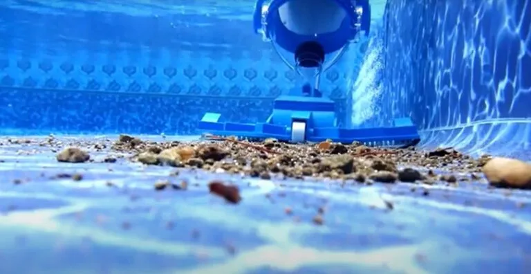 Aspirateur piscine hors sol facilitant le nettoyage et l'entretien du bassin