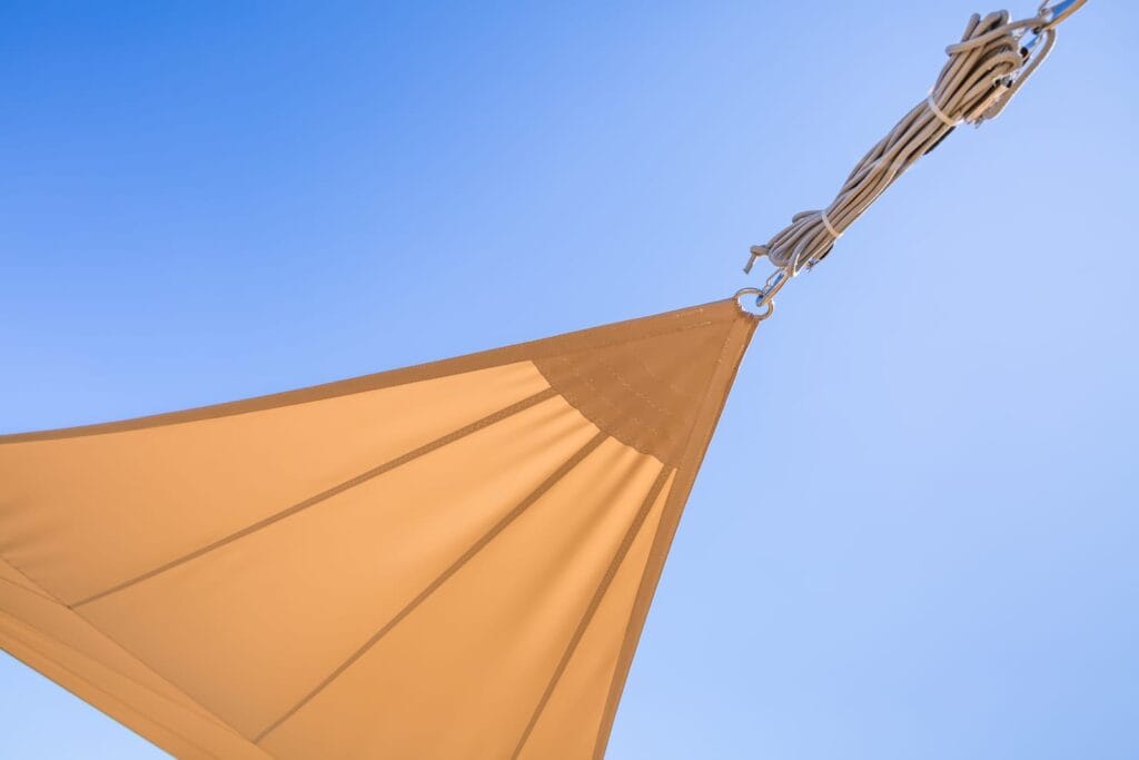voile d'ombrage rectangulaire au bord de la piscine