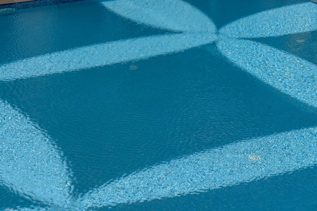 voile d'ombrage rectangulaire au dessus d'une piscine