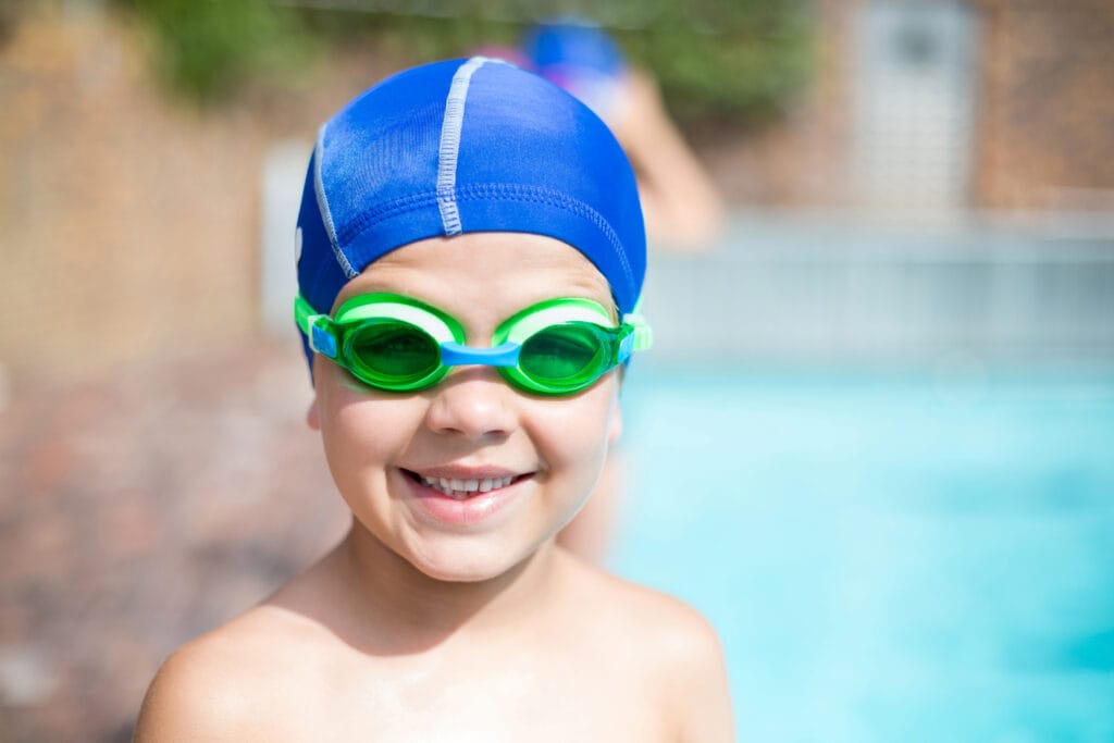 un petit garçon et son bonnet de piscine ou bonnet de bain