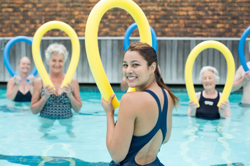 séance d'aquagym avec une frite pour piscine