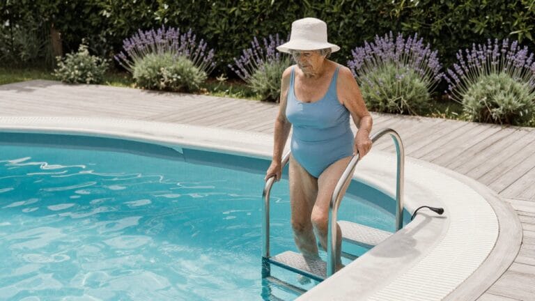 Choisir une échelle de piscine hors sol adaptée aux seniors pour sécurité