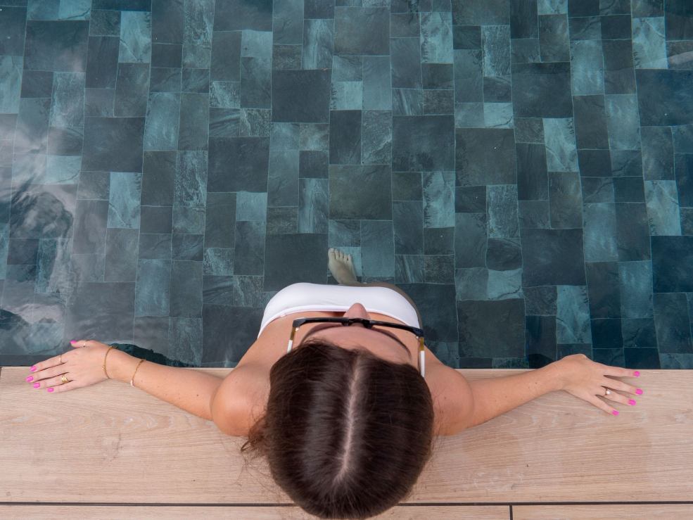 la piscine effet pierre de Bali