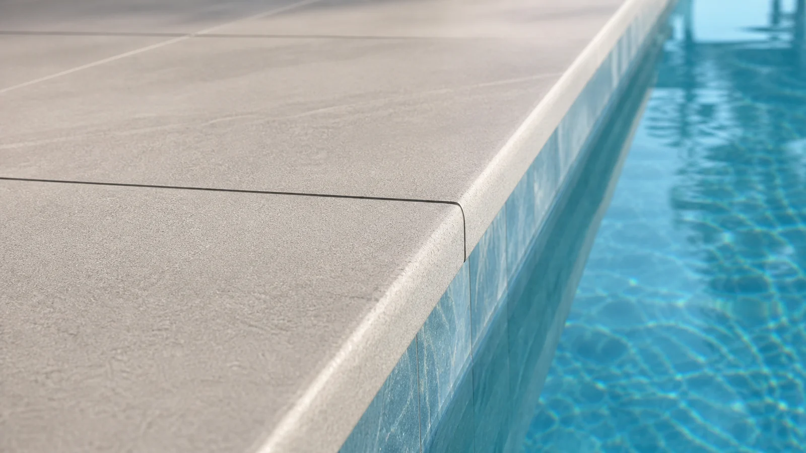 carrelage piscine antidérapant en grès cérame au bord du bassin