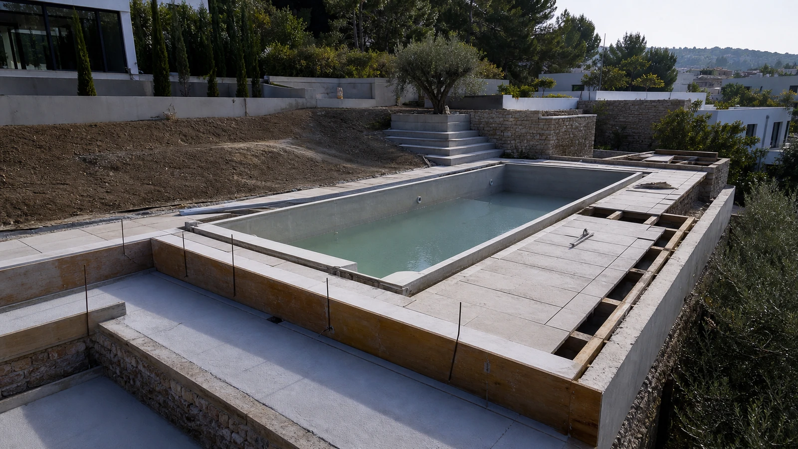 piscine sur un terrain en pente avec terrassement et soutènement